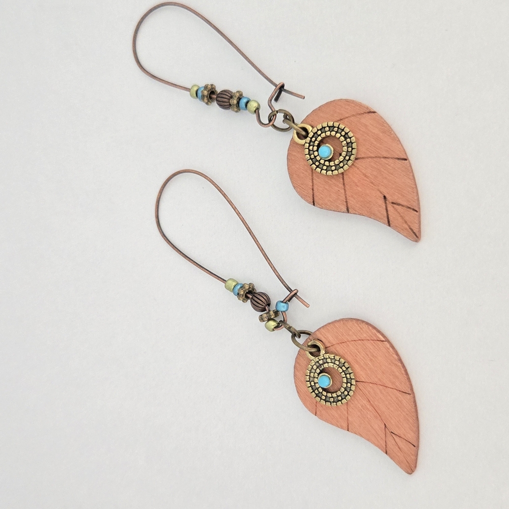 NWOT Goldtone Leaf Earrings with Nature-Inspired Design
